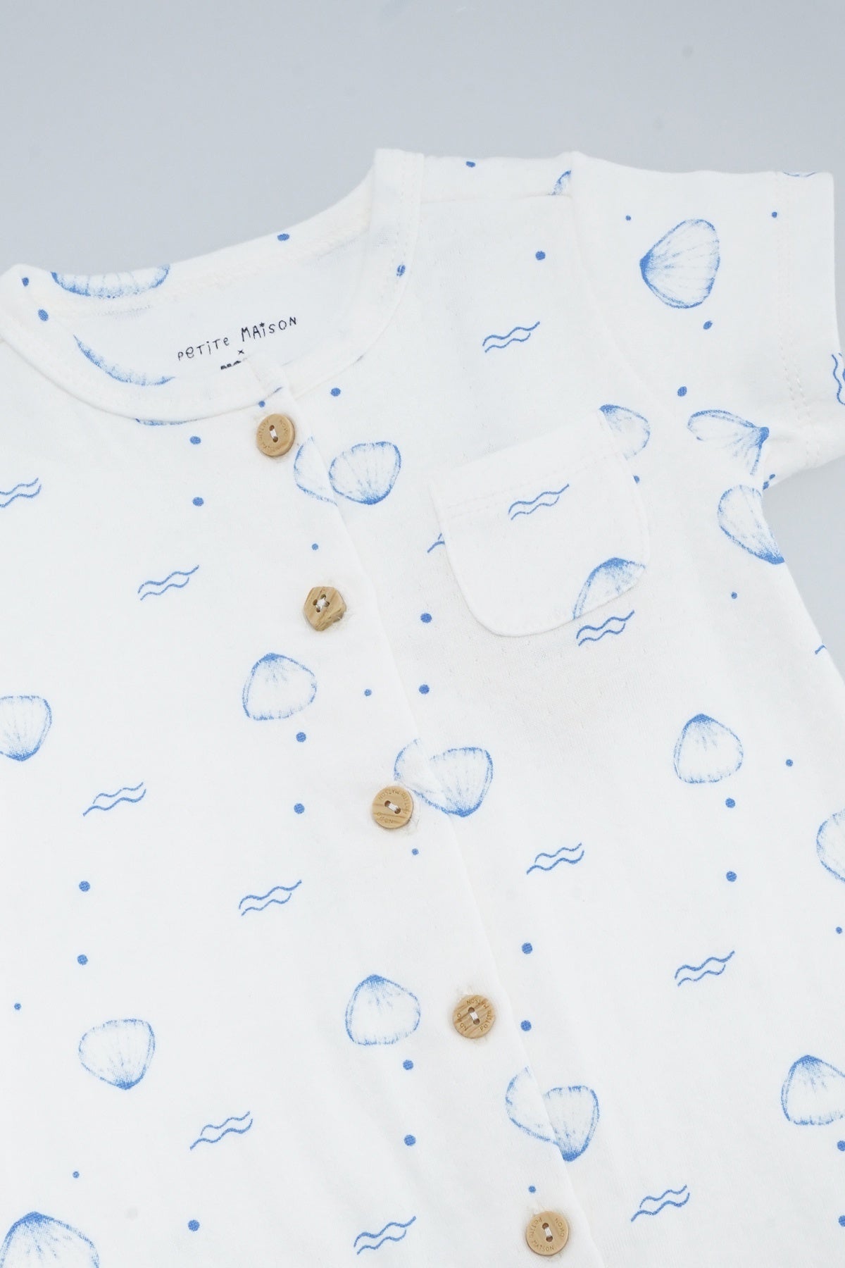 Petit Maison|Sem bodysuit s/sl double jersey | AOP Blue Whale